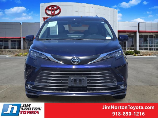 Used 2026 Toyota Sienna XLE FWD image 2