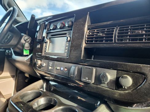 Used 2018 GMC Savana 2500 w/ Enhanced Convenience Package image 47