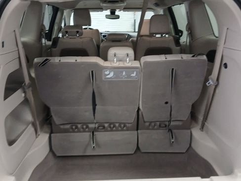 Used 2020 Chrysler Pacifica Touring-L image 6