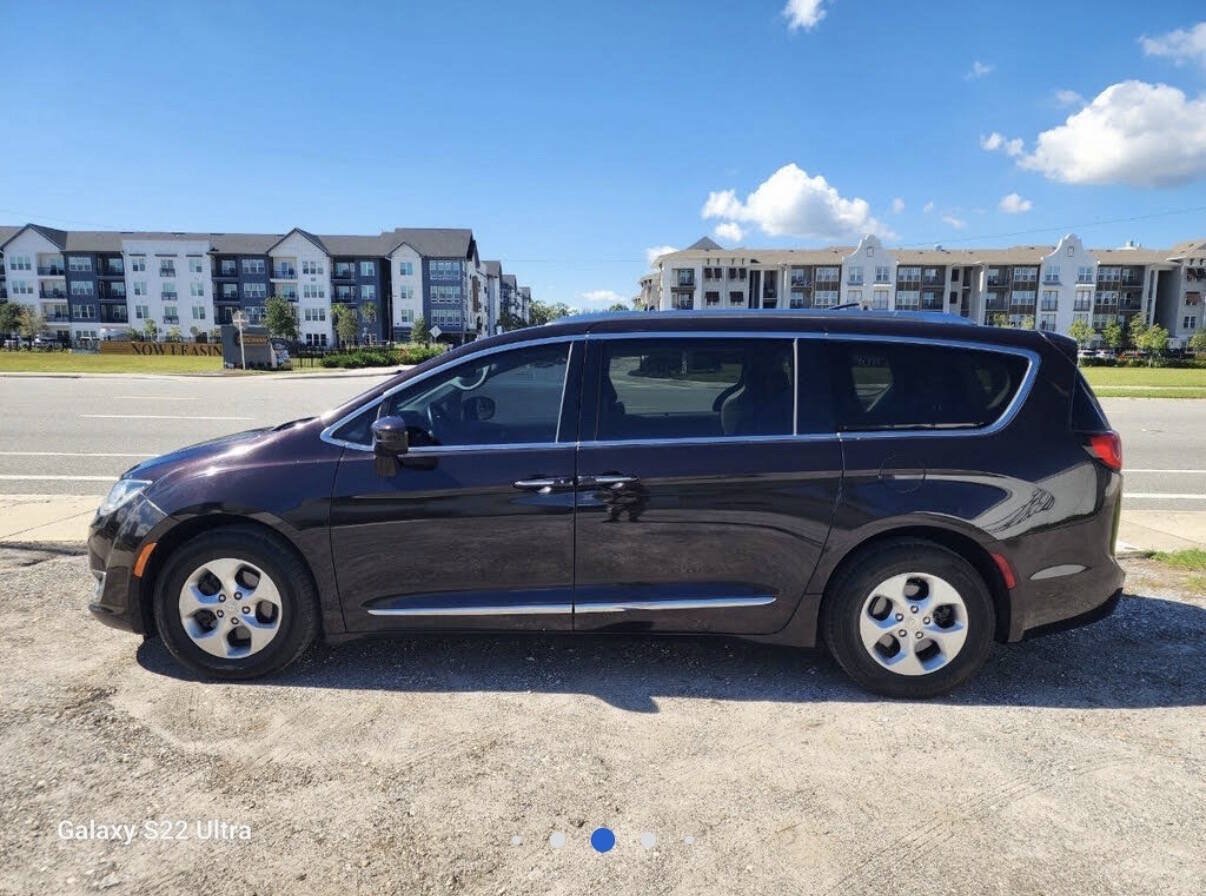 Used 2017 Chrysler Pacifica Touring-L Plus FWD image 5