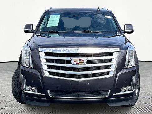 Used 2017 Cadillac Escalade Luxury image 2