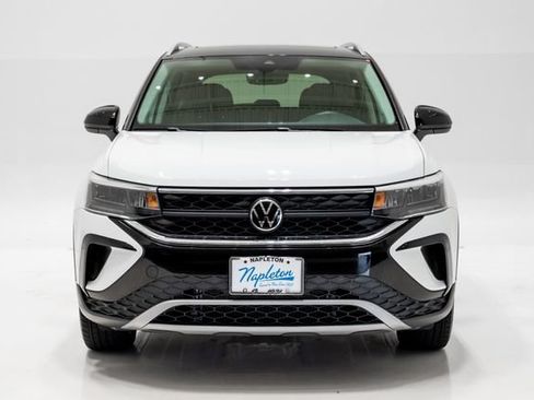 Used 2023 Volkswagen Taos SE w/ Panoramic Sunroof Package FWD image 4