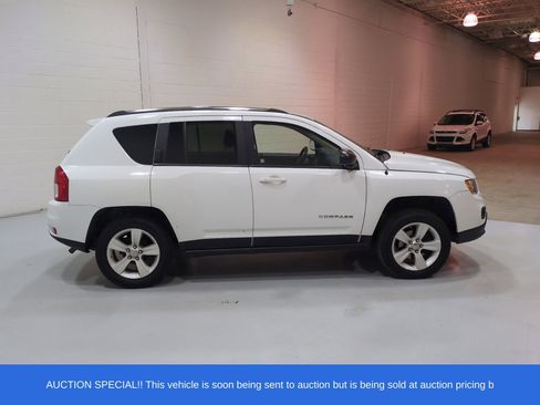 Used 2011 Jeep Compass Latitude AWD/4WD image 2