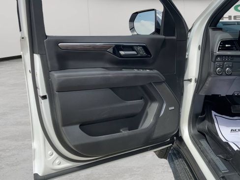 Used 2025 Chevrolet Suburban Premier AWD/4WD image 47