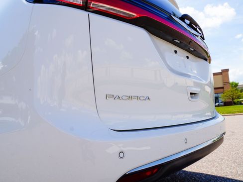 Used 2025 Chrysler Pacifica Select FWD image 28