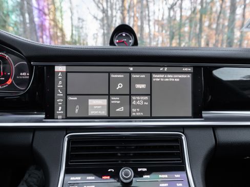 Used 2017 Porsche Panamera image 11