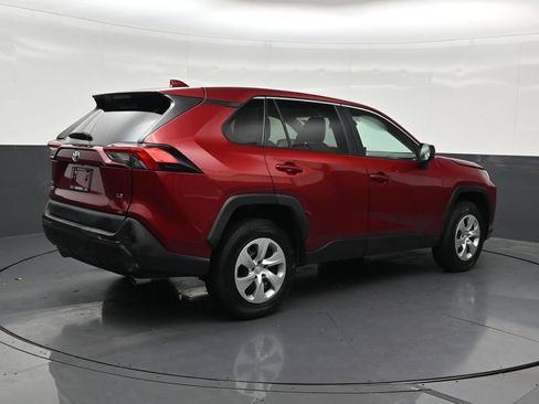 Used 2022 Toyota RAV4 LE FWD image 5