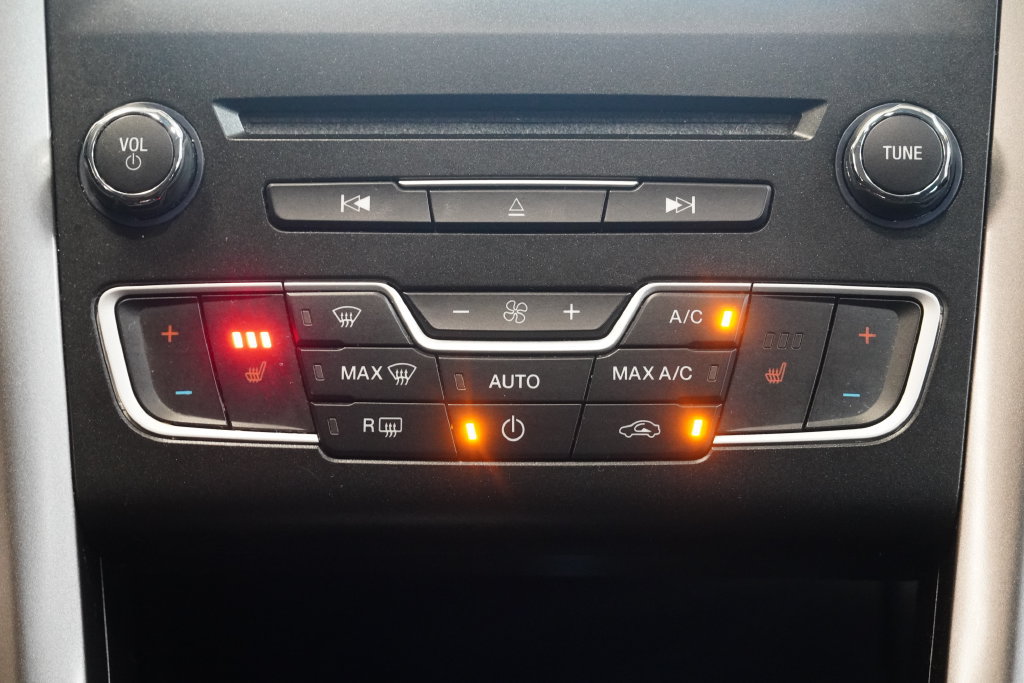 Used 2017 Ford Fusion SE w/ Fusion SE Technology Package FWD image 19