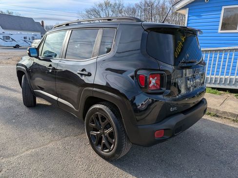 Used 2016 Jeep Renegade Latitude AWD/4WD image 4