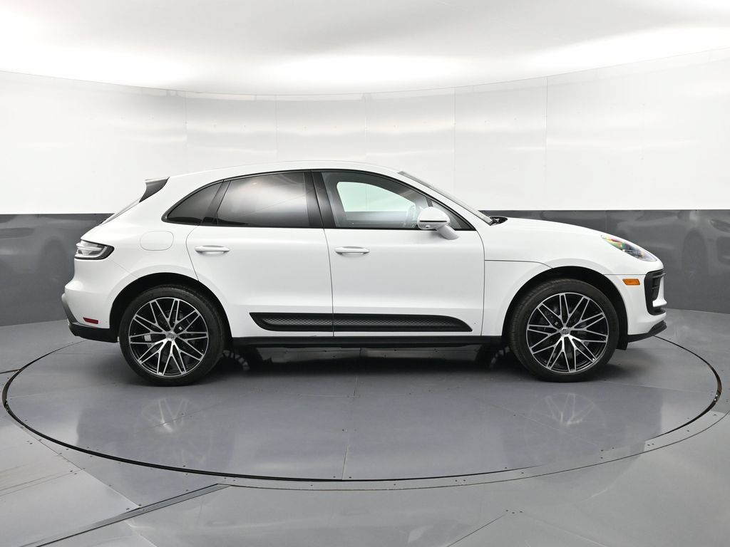 Certified 2026 Porsche Macan AWD/4WD image 9