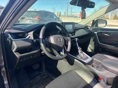 Used 2022 Toyota RAV4 XLE Premium image 11