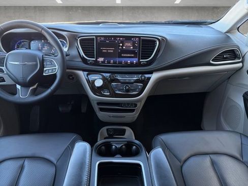 Used 2024 Chrysler Pacifica Select image 3