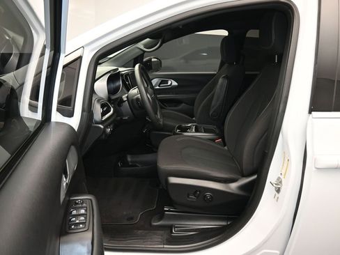 Used 2024 Chrysler Pacifica Touring image 11