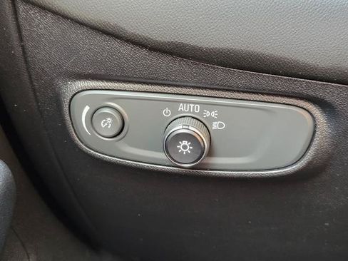 Used 2018 Chevrolet Equinox LT FWD image 13