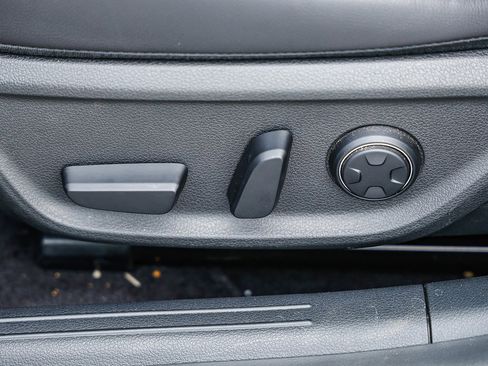 Used 2025 Genesis G70 2.5T image 21