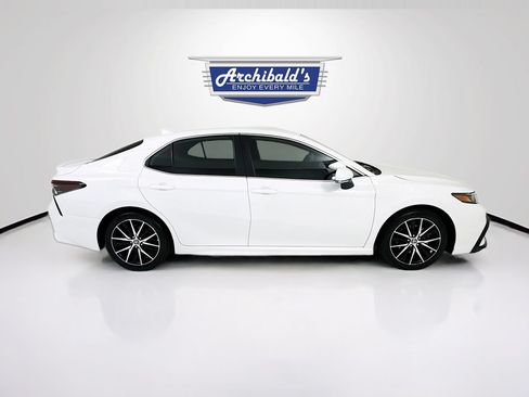 Used 2023 Toyota Camry SE FWD image 9