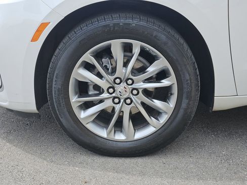 Used 2023 Buick Enclave Avenir w/ Avenir Technology Package FWD image 9