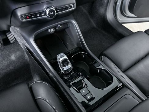 Certified 2025 Volvo XC40 B5 Plus image 18