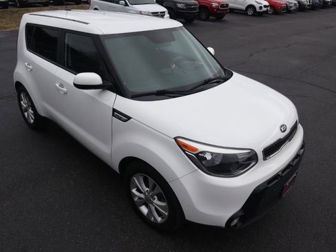 Used 2016 Kia Soul + image 12