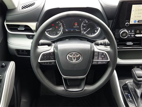 Used 2023 Toyota Highlander L image 13