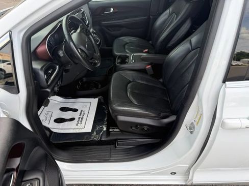 Used 2019 Chrysler Pacifica Touring-L FWD image 15