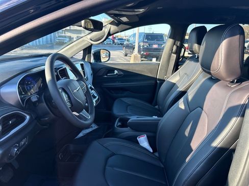 New 2026 Chrysler Pacifica Select image 20