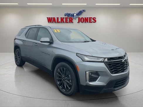 Used 2023 Chevrolet Traverse RS FWD image 1