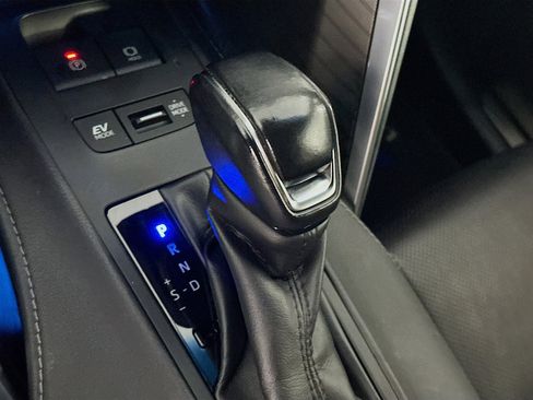 Used 2021 Toyota Venza LE image 25