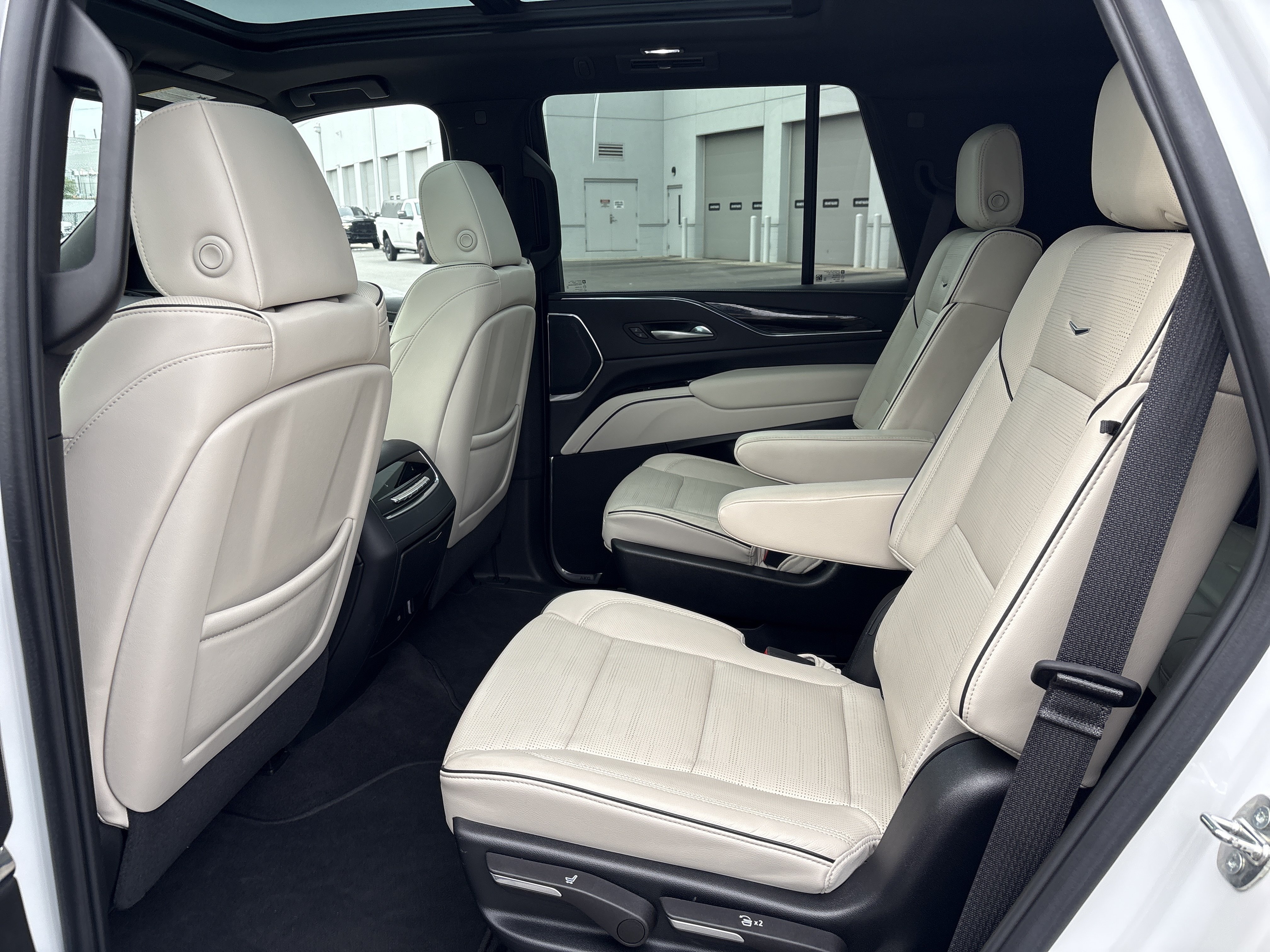 Used 2023 Cadillac Escalade Sport w/ LPO, ONYX Package AWD/4WD image 33