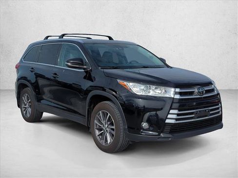 Used 2019 Toyota Highlander XLE image 3