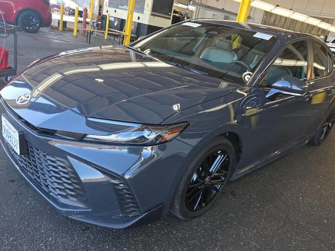 Used 2025 Toyota Camry SE image 5
