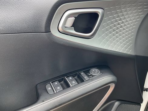 Used 2025 Kia Soul LX w/ LX Technology Package FWD image 18
