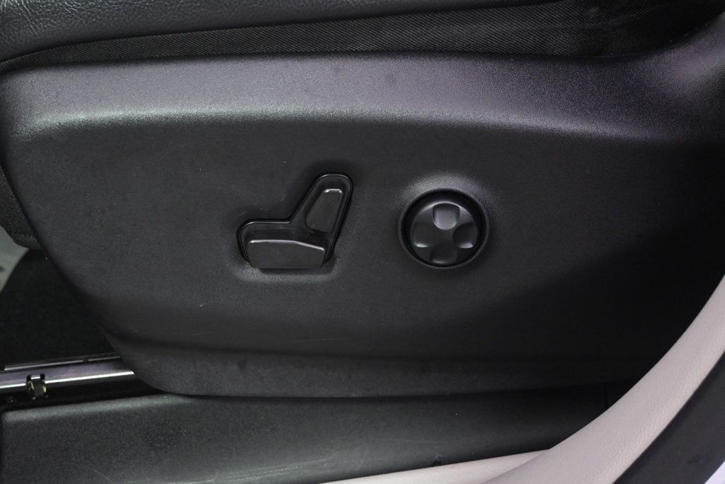 Used 2022 Chrysler Pacifica Touring-L FWD image 14