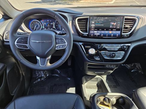 Used 2025 Chrysler Pacifica Select FWD image 13