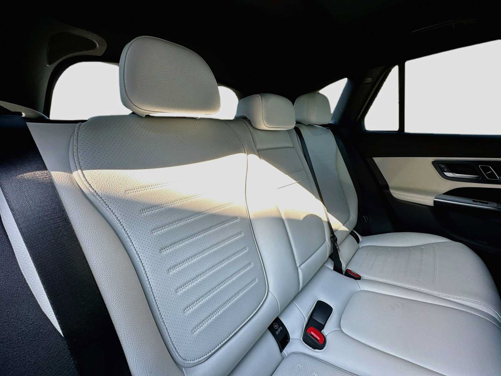 Used 2025 Mercedes-Benz GLC 300 4MATIC image 28