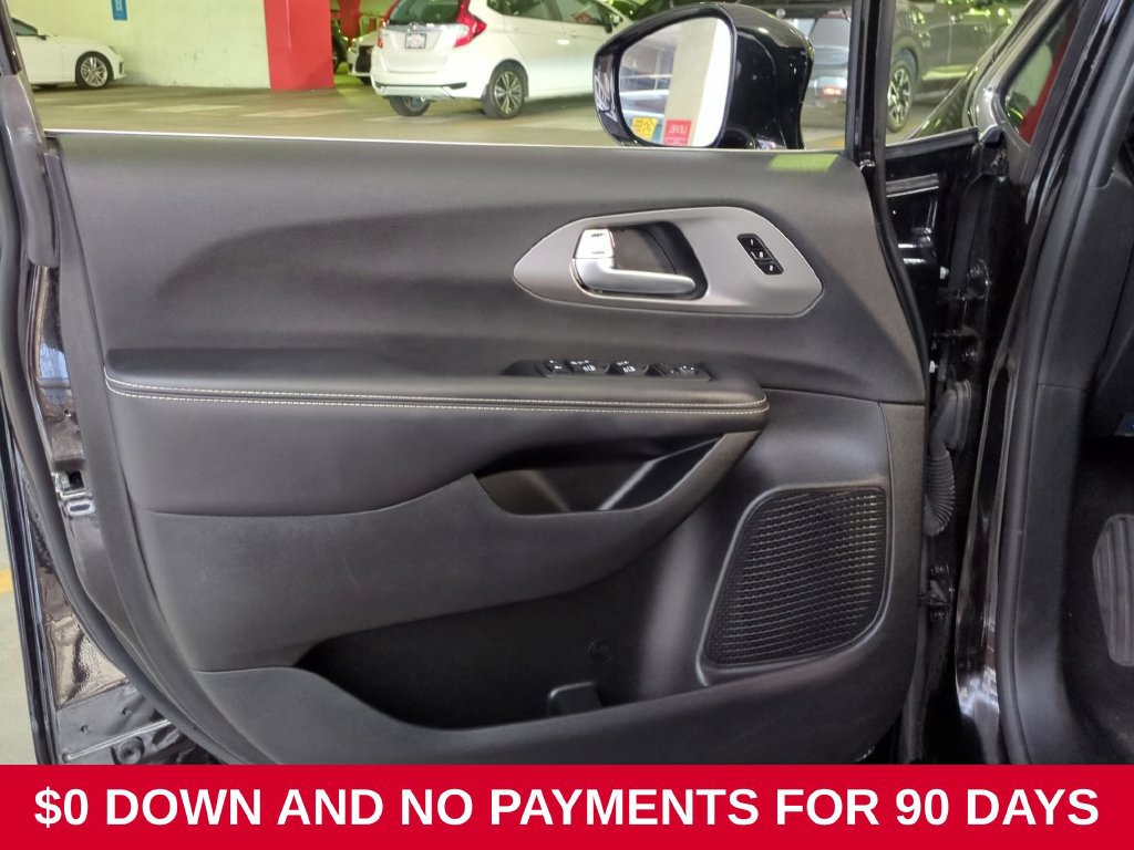 Used 2025 Chrysler Pacifica Select FWD image 11