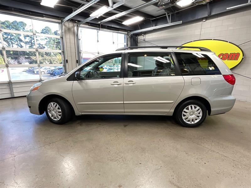 Used 2010 Toyota Sienna FWD image 2
