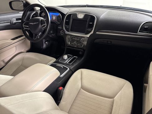 Used 2019 Chrysler 300 Touring w/ Chrome Appearance Package image 13