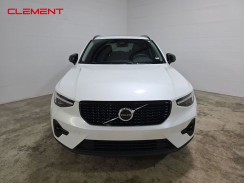 Used 2023 Volvo XC40 B5 Ultimate image 2