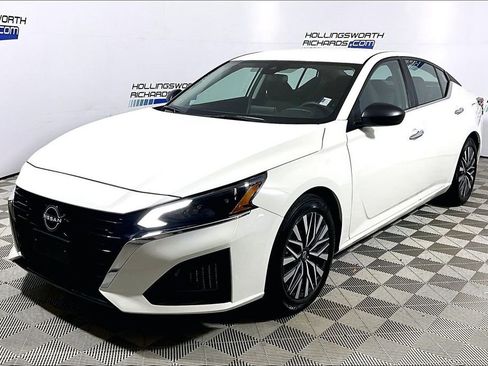 Used 2025 Nissan Altima 2.5 SV FWD image 1