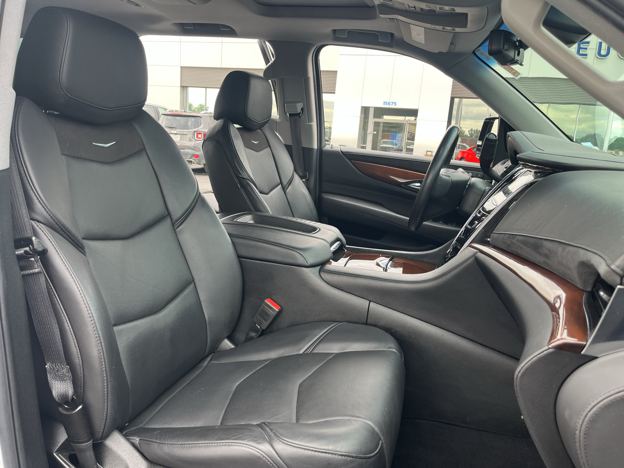 Used 2018 Cadillac Escalade Premium Luxury AWD/4WD image 29