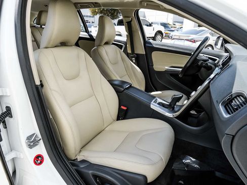 Used 2017 Volvo V60 T5 Premier w/ Convenience Package image 34