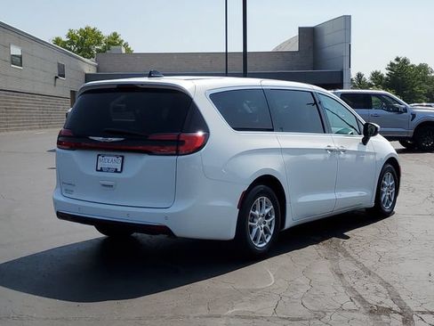 Used 2023 Chrysler Pacifica Touring-L FWD image 3