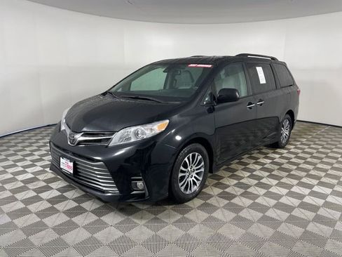 Used 2018 Toyota Sienna XLE image 1