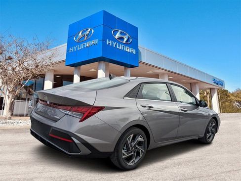 New 2025 Hyundai Elantra Limited FWD image 3