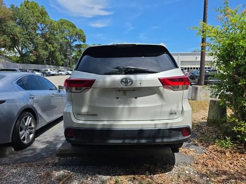 Used 2019 Toyota Highlander XLE FWD image 5