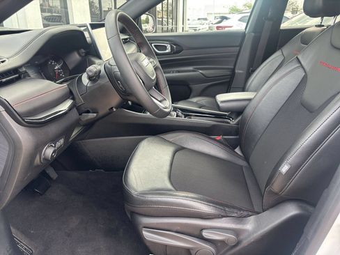 Used 2025 Jeep Compass Trailhawk AWD/4WD image 25