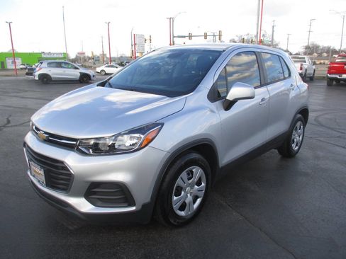 Used 2018 Chevrolet Trax LS image 1