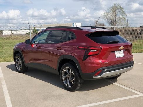 Used 2025 Chevrolet Trax LT image 7