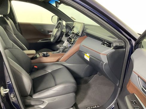 Used 2022 Toyota Venza XLE image 24